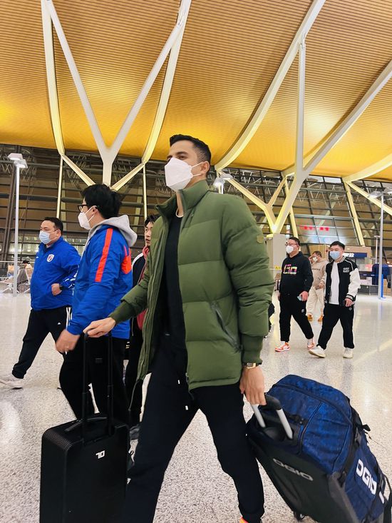 据罗马诺报道，这桩租借交易含总价1400万欧的非强制性买断条款（1100万欧固定买断费+300万欧浮动），法兰克福还将向曼联支付一笔租借费，并且承担球员大部分工资。